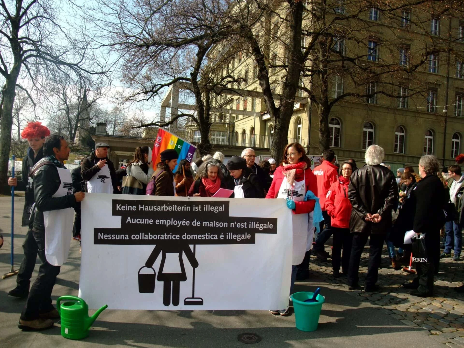 Der Umzug im dem Transparent ist am Bundeshaus angekommen.