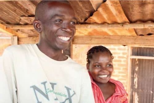 Young people from the Kividea project at a vegetable and fruit stand.